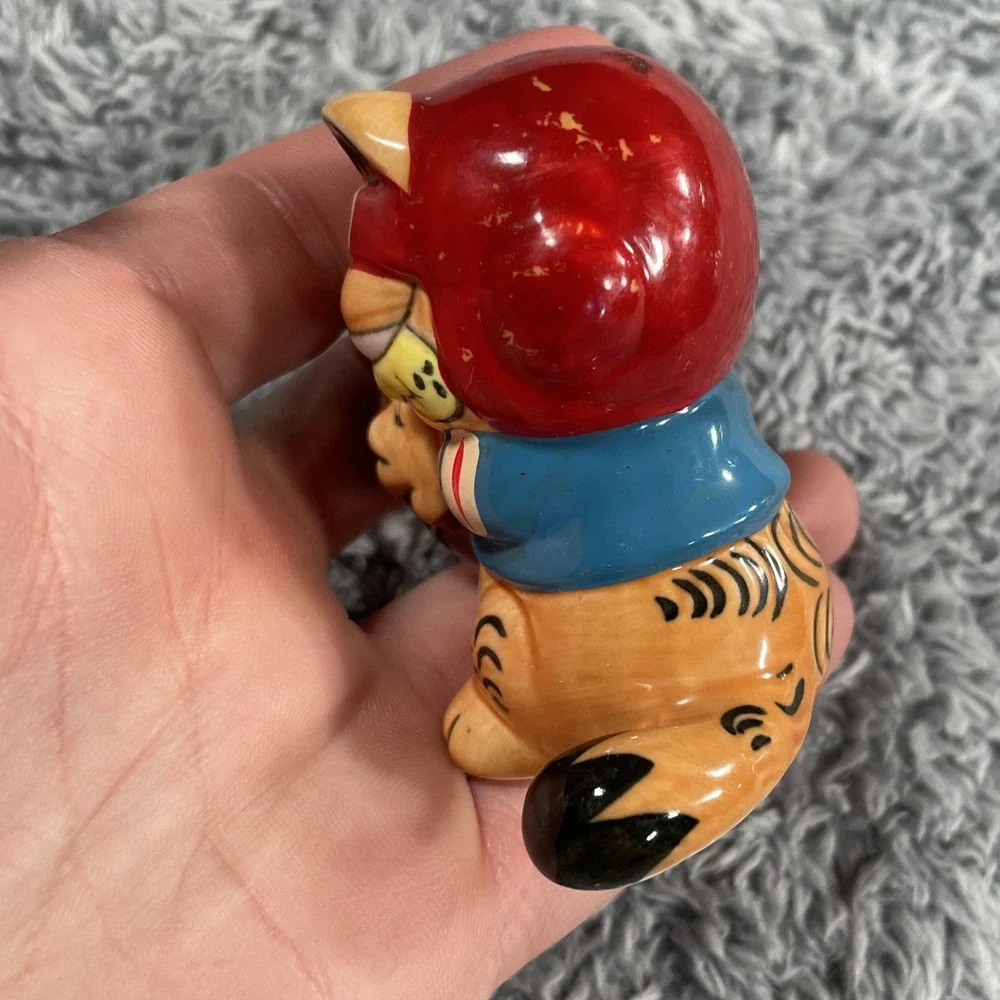 Vintage Enesco Garfield The Cat With Football 2.5